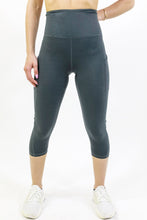 Load image into Gallery viewer, Seajoy Athletic High-Waisted Capri Leggings with Hip Pockets