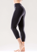 Load image into Gallery viewer, Jolie High-Waisted Capri Leggings with Hip Pockets
