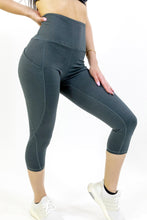 Load image into Gallery viewer, Seajoy Athletic High-Waisted Capri Leggings with Hip Pockets
